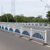 Barandilla de separación de peatones y vehículos en carretera urbana, barrera de aislamiento de tráfico azul y blanco, valla protectora de acera municipal - dibujo disponible
