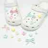 Amuletos de Zapato Crocs de Dibujos Animados Decoraciones Versátiles para Zapatos Oso a Cuadros Leche Café Pinzas para Zapatos Femeninas 2026 Nuevos Accesorios de Decoración DIY