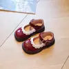 Sapatos de Menina 2025 Primavera e Outono Novos Sapatos de Couro Princesa Infantil Estilo Britânico Sapatos Solados Macios para Menininha Sapatos Casuais da Moda