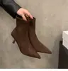 Botas de tornozelo femininas finas de camurça marrom com salto alto e bico fino 2026 novas outono e inverno com veludo interior botas de tornozelo francesas pequenas