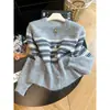 2026 Invierno Estilo Retro Perezoso Bloque de Color Raya Solapa Única Cuello Redondo Suave Holgado Casual Top de Punto para Mujer