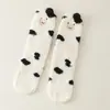 Calcetines de felpa 3D para mujer, no sueltan pelusa, de longitud media hasta la pantorrilla, dulce forro polar de coral con bordado, engrosados y forrados de felpa, adecuados para usar en interiores en otoño e invierno.