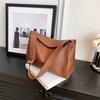 Bolsa Tote de Design Nicho 2024 Primavera e Verão Nova Versátil Comutadora Estudante Universitária Feminina Ombro Único Transversal Balde Mensageiro