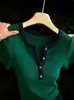 Camiseta de manga curta em seda gelada com design vazado único para mulheres, novo modelo primavera-verão 2026, cor sólida, top de malha elegante e que rejuvenesce