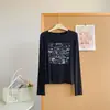 Camiseta de Manga Longa Lyocell com Estampa de Letras Borradas Feminina de Nicho com Sensação Cool Slim Fit Valoriza a Silhueta Levemente Transparente Top Cover-up Feminino