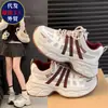 Zapatos de papá de suela gruesa para aumentar la altura para mujer, nuevos zapatos de plataforma versátiles retro para primavera-verano 2026 que hacen que los pies parezcan más pequeños, zapatillas deportivas casuales ligeras