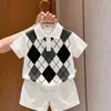 Camisa de punto de manga corta estilo Polo con bloques de color y estampado de diamantes para niños, estilo universitario, novedad de verano 2026, y pantalones cortos blancos para niños