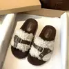 Novas Pantufas de Algodão com Pelo Femininas para Uso Externo Moda Outono 2025 Fivela Casual Preguiçosa Quente Pantufas de Pelo Encaracolado