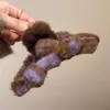 Presilha de cabelo de pelúcia cor de café estilo coreano, um acessório de cabelo sofisticado e versátil para mulheres, tamanho grande, realça o volume do cabelo, estilo presilha de tubarão