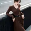 Viene con cinturón a juegoVestido de estilo coreano con cuello en V y falda acampanada para principios de otoño, lujo ligero, cintura alta, versátil, falda larga, cintura ceñida, falda línea A