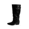 Botas Cavaleiras de Couro Bovino com Bico Fino, Pregas e Franzidos, Caimento Relaxado, Salto Médio Robusto com Fivela de Cinto, Cano Alto de Couro Genuíno para Mulheres - Coleção Inverno 2026