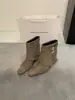 Botines retro de estilo francés con punta cuadrada y diseño de pierna de pantalón apilada, colección otoño 2026 para mujer, suela blanda, con característica interna para aumentar la altura y detalle de hebilla que recuerda a las botas western.