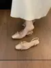 Temporada do Primeiro Encontro: Sandálias elegantes estilo francês de bico fechado e salto baixo para mulheres, com recorte lateral, estilo delicado, adequadas para combinar com saias, sapatos únicos estilo fada para o verão