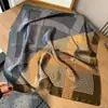 Bufanda de Seda Simple, Elegante y a la Moda, Lujo Ligero de Alta Gama, Versátil Pañuelo Cuadrado 100% Seda de Morera, Regalo de Vacaciones para Mujeres, Accesorio