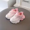 Novos sapatos infantis de primavera, tênis esportivos para meninos e meninas de 1 a 6 anos, sapatos brancos em cor degradê, sola macia, versátil