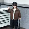 Jaqueta de Couro com Gola para Bebê Estilo Outono Versão Coreana Bebê Legal 2026 Nova Chegada Outono Jaqueta Casual para Bebê