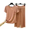 Conjunto de dos piezas de camiseta de manga corta con cuello redondo y bolsillo de modal y pantalones cropped holgados de cintura alta, atuendo de verano fino talla grande