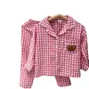 2025 Nuevo Otoño Estilo Coreano Ropa Infantil Niñas Oso Bordado Mangas Largas Pantalones Conjunto de Ropa para el Hogar Pijama de Cuadros para Bebé