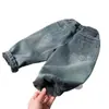 Calça jeans forrada com fleece para meninos 2026 novo estilo espesso calça comprida infantil outono e inverno calça versátil estilosa