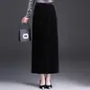 Falda de terciopelo 2026 otoño e invierno nuevo estilo bodycon falda de lápiz de longitud media con abertura de moda y elegante para mujer