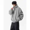 Sudadera con capucha de peso pesado, estilo americano, gris, deconstruida y de cuello alto para hombre, que irradia un ambiente fresco, relajado y chic sin esfuerzo