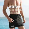 Novos shorts masculinos anti-constrangimento de cinco pontos com forro de camada dupla, listras laterais e bainha dividida, perfeitos para praia e uso casual
