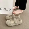 Novos sapatos Mary Jane de veludo com fundo plano e velcro para mulheres, mocassins de pessoa preguiçosa para dirigir com sola macia estilo fada, estilo quente com forro de pelúcia, outono e inverno