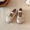 Zapatos de princesa para niños, nueva colección primavera/otoño 2026, zapatos de cuero blanco, estilo Mary Jane, zapatos de suela blanda para niñas pequeñas, zapatos de un solo color