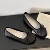 Primer Encuentro: Nueva Colección Otoño/Invierno 2026 - Bailarinas para Mujer con Plantilla Elevadora, Presentando un Estilo Suave, Detalle de Moño y Diseño Mary Jane