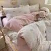 Nuevo juego de ropa de cama de gasa de doble capa con sensación de nube, disponible en un juego de cuatro piezas para dormitorio y un juego de tres piezas para cama individual, que incluye una funda de edredón, una sábana plana y una sábana bajera.