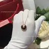 Collar con Amuleto V-Gold de Alta Calidad Bañado en Oro Rosa de 18K, Perla Blanca, Colgante de Ágata Roja, Cadena para Clavícula con Cierre de Seguridad