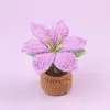 Plantas de lirio en maceta de punto de ganchillo hechas a mano, flores artificiales tejidas, adornos de flores de hilo al por mayor