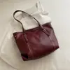 Coleção Outono 2026: Bolsa tote feminina de grande capacidade, com estilo preppy, adequada para o trajeto diário, feita de couro macio e projetada para um visual chique e casual.