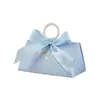 Caixa de Doces Triangular Flor Embossada Azul Claro para Noivado Casamento Lembrança de Luxo Leve Caixa de Doces de Cartão Branco Espessado
