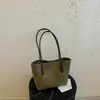 Bolsa de mão com design de nicho estilo coreano ins com padrão trançado, bolsa de ombro e de axila moderna e da moda de grande capacidade com textura