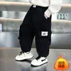 Pantalones de Forro Polar con Doble Bolsillo de Oso para Niños Otoño e Invierno 2025 Nuevo Invierno Tendencia Genial para Niños Pantalones de Chándal Gruesos Casuales