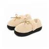 Nuevas zapatillas de algodón de felpa con lazo para el hogar de otoño e invierno, que conservan el calor, aumentan la altura, antideslizantes de TPR, con suela gruesa, zapatillas de algodón totalmente cerradas para parejas