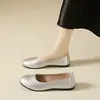 Couro macio, sola macia, boca rasa, mocassins de sola reta para mulheres, novidade outono 2026 versão coreana, sapatos casuais versáteis sem cadarço