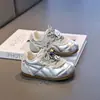 Tênis Feminino 2026 Primavera e Outono Nova Moda Estiloso Casual Sola Macia Antiderrapante Versátil Desenho Animado Sapatos Infantis