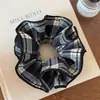 Nuevo Scrunchie de Cuadros en Contraste con Acabado de Alta Gama para Niñas, Versátil Scrunchie para Moños para Otoño e Invierno