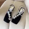 Sandálias de dedo com lantejoulas florais e bico quadrado para mulheres, novo estilo francês 2026, elegantes e adequadas para saias, sandálias romanas com salto anabela de uma tira