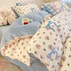 Juego de ropa de cama de cuatro piezas de terciopelo de leche, nuevo diseño de dibujos animados 2026, juego de sábana y funda de edredón de vellón de coral para invierno