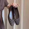 Novos Produtos para o Início da Primavera Sapatilhas Baixas com Estampa de Leopardo Retrô e Laço para Mulheres, Novo Modelo 26, Sapatos de Salto Plataforma Oculta para Aumento de Altura para Uso Externo.