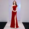Vestido de Noite Branco Cauda de Peixe para Banquete Feminino Nicho Elegante Acessível Luxo Sexy Um Ombro Anfitriã Fenda Longa
