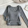 Camiseta de manga comprida com gola quadrada e estampa de marca para outono e inverno com bojo no peito, roupa íntima térmica feminina, camisa de base slim fit com interior espesso