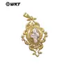 Wt-Jp448 Estilo Palacio Retro Cruz Pequeña Gota de Agua Perla de Agua Dulce Natural y Encaje Chapado en Oro de 18 Quilates Colgante