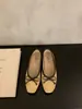 Primeiro Encontro Sapatos Baixos Quadrados de Camurça Estilo Retro Francês Sazonais para Mulheres 2026 Novos Sapatilhas Slip-On com Laço