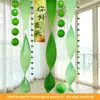 Decoração de cena inovadora estilo tradicional chinês com tema de floresta verde de verão, lanternas e pipas de papel para uso em jardim de infância e loja, feitas de papelão ondulado do Festival do Barco-Dragão