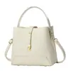 Fornecida diretamente pelo fabricante, a nova bolsa é estilosa, tem grande capacidade e pode ser usada como bolsa de ombro ou bolsa crossbody.. É uma bolsa de balde em versão coreana com um design simples e elegante.