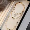 Colar pingente vintage de gota d'água, cacho de uvas e peixinho para mulheres, corrente de suéter de nicho de luxo leve, acessório para pescoço longo